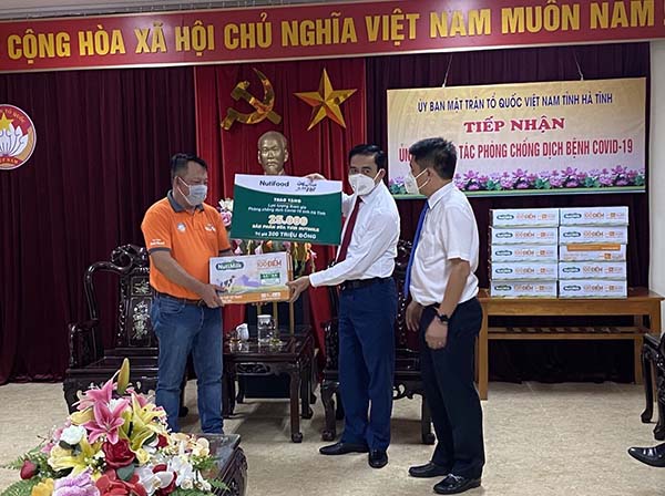 -	Đại diện Qũy Phát triển Tài năng Việt của Ông Bầu trao tặng 25.000 sản phẩm sữa tươi NutiMilk cho tỉnh Hà Tĩnh