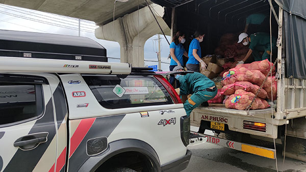 Đội xe xung kích đang nhận rau củ quả do tỉnh Dak Lak hỗ trợ TP.HCM tại kho tiếp nhận của Viettel để chuyển về 22 quận huyện trên địa bàn