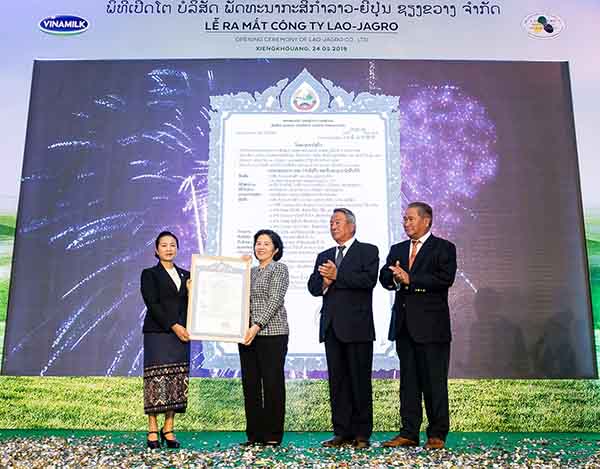 Bà Mai Kiều Liên nhận giấy phép đầu tư vào trang trại Lào-Jargo từ Bộ KH-ĐT Lào