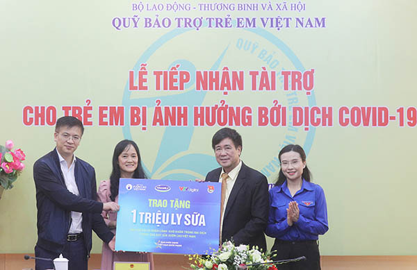 Đại diện Vinamilk, VTV Digital và Trung ương Đoàn cùng trao tặng1 triệu ly sữa cho trẻ em có hoàn cảnh khó khăn trong đại dịch thông qua Quỹ sữa Vươn cao Việt Nam
