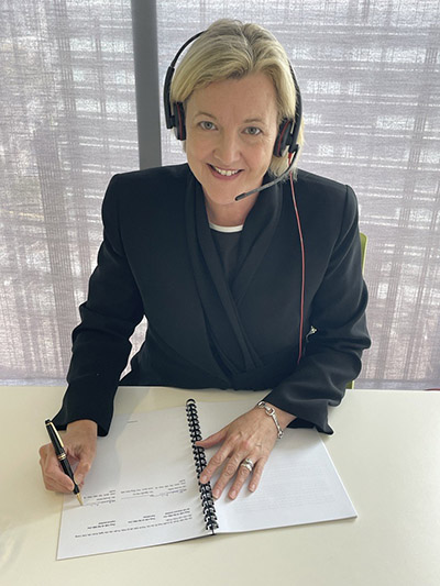 Bà Brooke Miller - Phó Chủ Tịch Ngành Dầu Nhờn BP phụ trách khu Vực Châu Á – Thái Bình Dương ký gia hạn hợp đồng liên doanh giai đoạn 2022-2042 tại điểm cầu văn phòng Melbourne - Australia