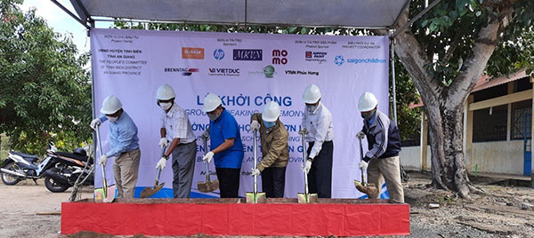 (từ trái qua)  Đại diện của đơn vị thi công, Trường tiểu học B Nhơn Hưng, Saigon Children’s Charity, lãnh đạo Ủy ban nhân dân xã Nhơn Hưng, Phòng Giáo dục & Đào tạo huyện Tịnh Biên và Ban quản lý các Dự án xây dựng khu vực huyện Tịnh Biên và chính thức khởi công Dự án