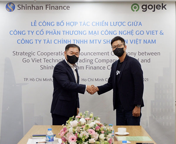 -	Ông Oh Taejoon, Tổng Giám đốc Shinhan Finance (bên trái) và ông Nguyễn Trung Kiên, Giám đốc Phát triển Đối tác Tài xế Gojek
