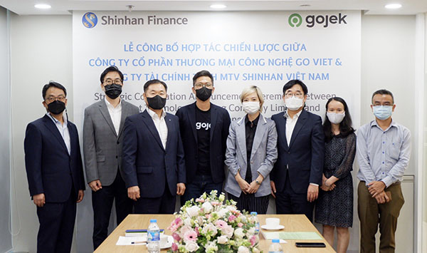 Các đại diện và lãnh đạo chủ chốt của hai bên, bao gồm ông Oh Taejoon – Tổng Giám đốc Shinhan Finance và ông Nguyễn Trung Kiên – Giám đốc Phát triển Đối tác Tài xế, Gojek Việt Nam tại buổi lễ công bố
