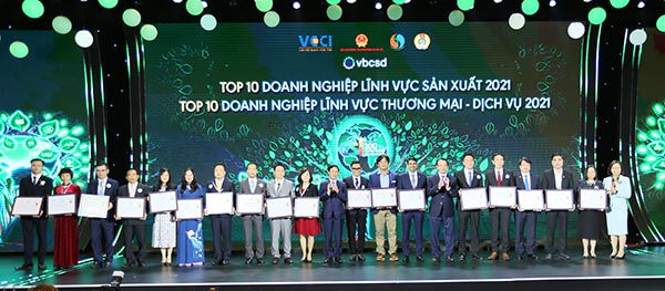 Đại diện Vinamilk (thứ 5 từ bên trái) cùng các doanh nghiệp trong Top các doanh nghiệp bền vững nhất Việt Nam năm 2021 thuộc hai lĩnh vực: sản xuất và thương mại – dịch vụ.