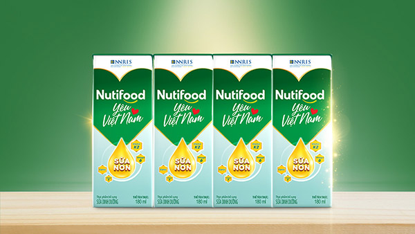 “Nutifood Yêu Việt Nam” là sản phẩm sữa công thức bổ sung sữa non của Viện Nghiên cứu Dinh dưỡng Nutifood Thụy Điển (NNRIS) “đo ni đóng giày” theo nhu cầu và thể trạng trẻ em Việt Nam