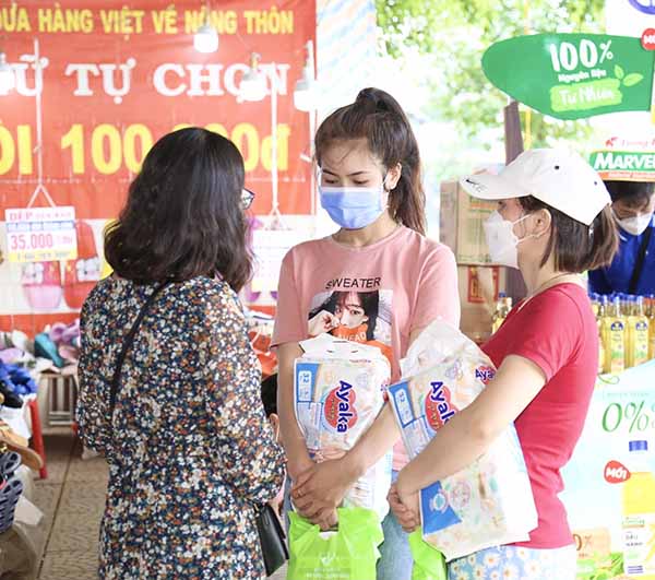 -	Chị Nguyễn Thị Liễu và Nguyễn Thị Duyên vui mừng khi nhận quà cho con