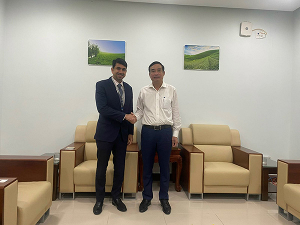 Ông Peeyush Sharma - Giám đốc Công ty TNHH Nước giải khát Coca-Cola VN đã chia sẻ mong muốn đầu tư lâu dài tại Đà Nẵng cùng ông Lê Trung Chinh Chủ tịch UBND TP.Đà Nẵng