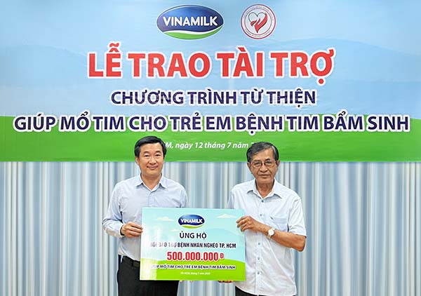 Ông Đỗ Thanh Tuấn – Giám đốc Đối Ngoại Vinamilk (bên trái) đại diện trao kinh phí hỗ trợ chương trình mổ tim miễn phí cho các bệnh nhi có hoàn cảnh khó khăn.