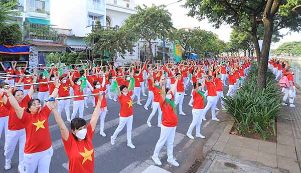 -	Hơn 1.500 người cao tuổi cùng thể hiện các bài dưỡng sinh dẻo dai, đầy sinh khí tại công viên kênh Lò Gốm.