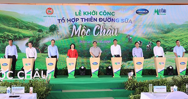 Bà Mai Kiều Liên (áo đỏ) tại sự kiện Khởi công Tổ hợp Thiên đường sữa Mộc Châu hồi tháng 5/2022