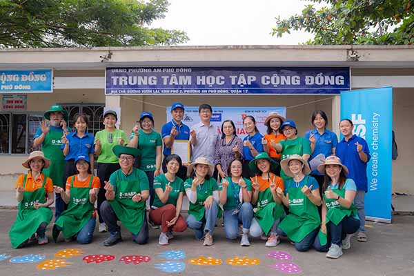 Đội ngũ tình nguyện viên BASF chụp hình lưu niệm cùng lãnh đạo và đoàn thanh niên địa phương