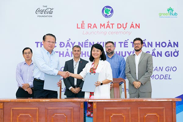 Đại diện Chính quyền huyện Cần Giờ và GreenHub ký kết thoả thuận hợp tác triển khai Dự án