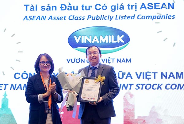 -	Ông Lê Thành Liêm – Thành viên HĐQT và Giám đốc điều hành tài chính tại Vinamilk nhận giải thưởng Tài sản đầu tư có giá trị của ASEAN 