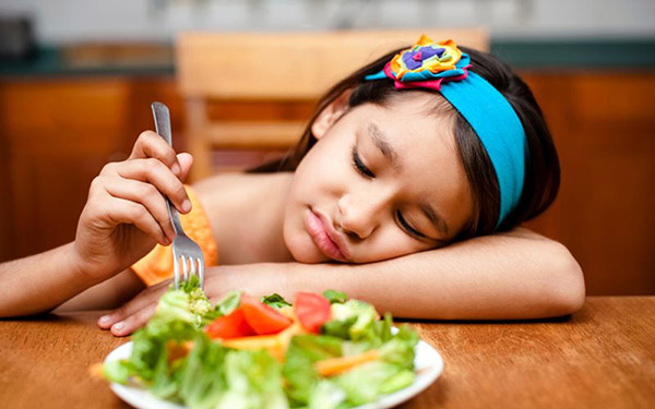 -	Trước mỹ thực ngày tết, trẻ nhỏ càng “ngó lơ
