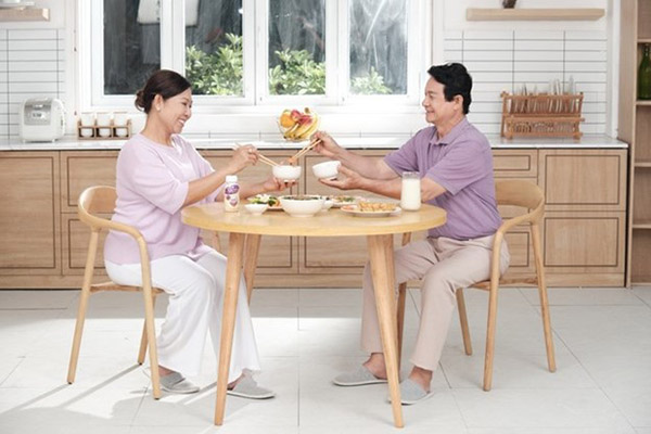 Người lớn cũng cần chăm sóc sức khỏe đề kháng của mình mỗi ngày (Ảnh: Nutifood)