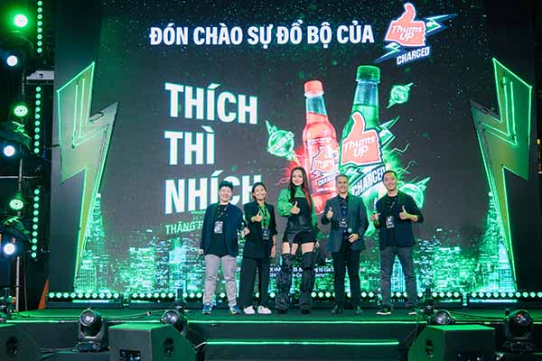 ông Leonardo Garcia - Tổng Giám đốc Coca-Cola Việt Nam và Campuchia và gương mặt đồng hành mới: Người mẫu - Á hậu Mai Ngô tại lễ ra mắt