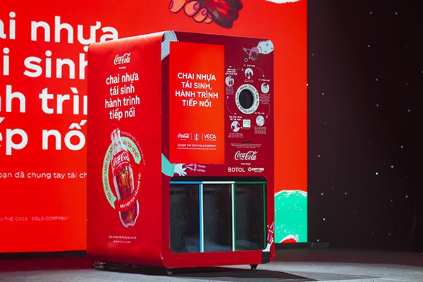Lần đầu tiên, Coca-Cola Việt Nam hợp tác với BOTOL lắp đặt các máy thu gom chai và lon tại các khu dân cư và trường đại học ở Thành phố Hồ Chí Minh