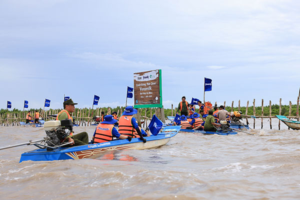 Hoạt động nhân viên tham gia tái sinh rừng được Vinamilk thực hiện thường niên để đóng góp cho Dự án Cánh rừng Net Zero.