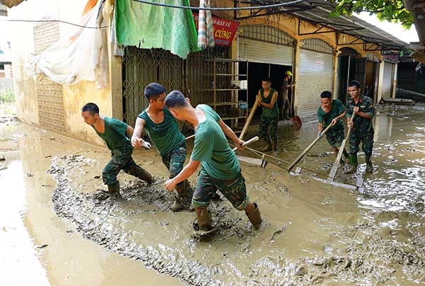 Tại huyện Trấn Yên, TP Yên Bái, tỉnh Yên Bái, người dân, các lực lượng tình nguyện và cán bộ chiến sĩ Tiểu đoàn 5, Trung đoàn 148, Sư đoàn 316, Quân khu 2, nỗ lực khắc phục hậu quả bão lũ suốt nhiều ngày qua