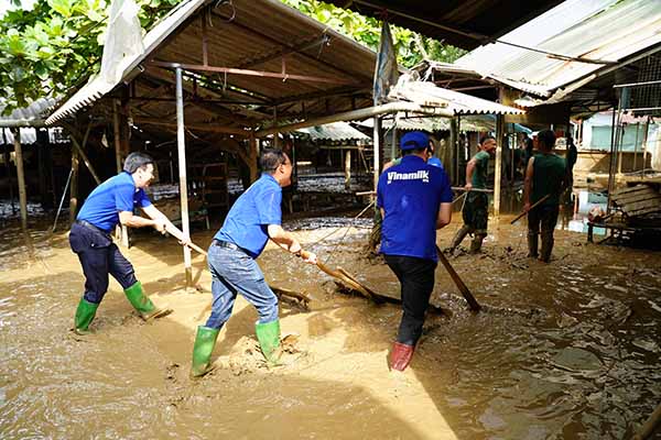 “Đến tận những nơi bị ảnh hưởng bởi bão lũ mới cảm thấy được sự tàn phá nặng nề của thiên tai và mất mát của bà con. Nhưng cũng trong hoàn cảnh khó khăn ấy, mới thấy tình người cũng thật ấm áp. Tham gia hỗ trợ người dân vùng bão lũ, cá nhân tôi và anh chị em đồng nghiệp càng mong muốn được góp sức nhiều hơn với những hoạt động cộng đồng của công ty”, anh Tạ Xuân Tuấn, Giám đốc kinh doanh miền Bắc, Vinamilk, chia sẻ.