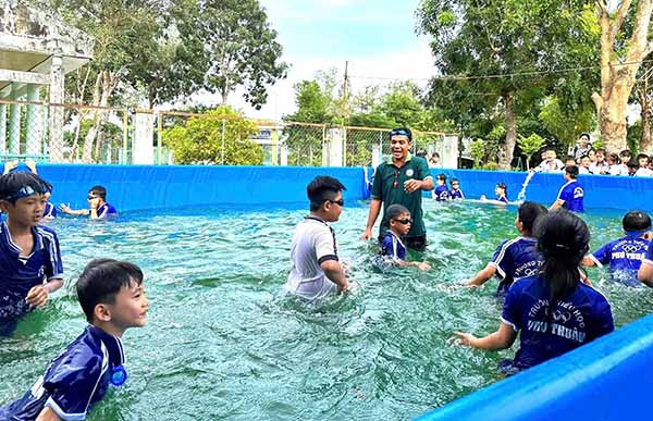 o	Thầy trò Trường tiểu học Phú Thuận tập bơi trong chiếc hồ mới do Quỹ Phát triển Tài năng Việt trao tặng.