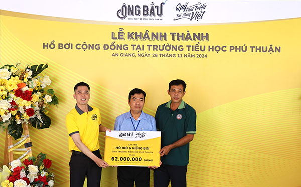-	Đại diện Quỹ Phát triển Tài năng Việt trao tài trợ cho Trường tiểu học Phú Thuận