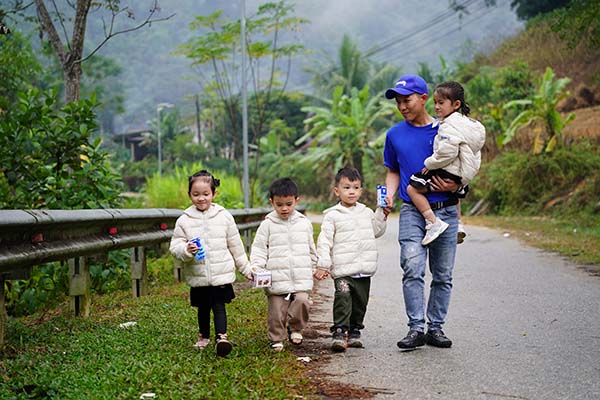 Năm 2024 đánh dấu 17 năm Vinamilk thực hiện chương trình Quỹ sữa Vươn Cao Việt Nam. Với nỗ lực bền bỉ, chương trình đã mang hơn 42 triệu hộp sữa đến cho nửa triệu trẻ em Việt Nam, tạo nên nhiều giá trị nhân văn. Không chỉ chăm sóc dinh dưỡng cho trẻ em, Quỹ sữa còn lan tỏa thông điệp “vươn cao Việt Nam”, tiếp sức cho nhiều em nhỏ vượt qua khó khăn để vươn lên. 