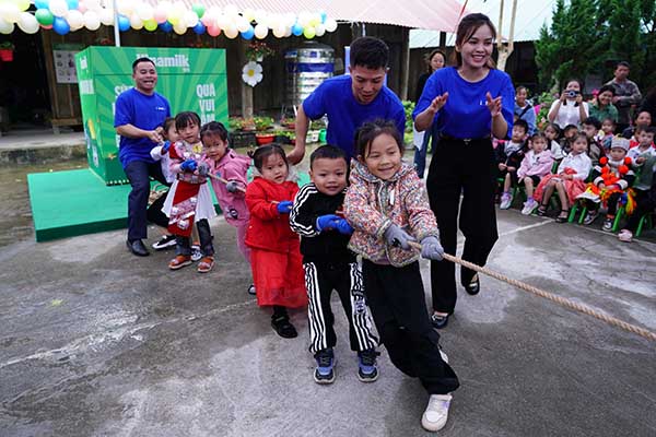 Ngày diễn ra sự kiện, sân trường ngập tràn sữa tươi, đồ chơi và những quả bong bóng rực rỡ sắc màu. Ban đầu, những đứa trẻ còn ngại ngùng, đứng nép sau lưng bố mẹ, cô giáo. Nhưng khi cảm nhận được sự ấm áp và chân thành từ các cô chú Vinamilk, các em đã mạnh dạn giơ tay tham gia các trò chơi. 