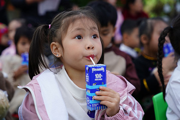 Với đa phần học sinh mầm non tại Sinh Long, đây là lần đầu tiên các em được uống sữa thỏa thích đến vậy. Và không chỉ tại sự kiện, toàn bộ 270 học sinh tại 11 điểm của trường sẽ được uống sữa mỗi ngày khi đến lớp. 