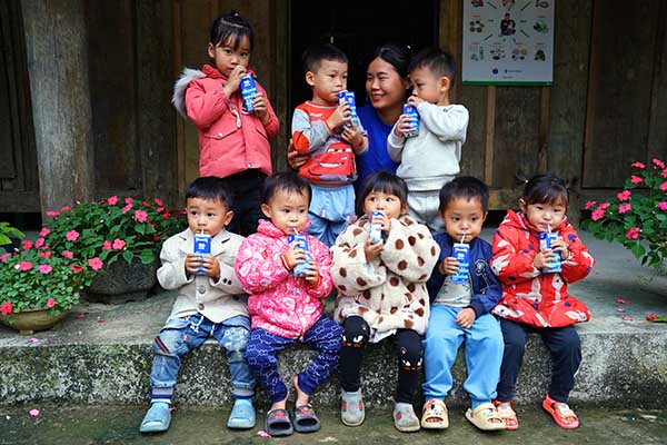 Hiệu trưởng nhà trường, cô Lương Thị Bền cho biết, đến 99% học sinh ở đây là người dân tộc thiểu số, chủ yếu là Mông và Dao. Với mức kinh phí cho các bữa ăn khoảng 16.000 đồng/ngày, các cô phải gói ghém lắm để các cháu được uống sữa một lần mỗi tuần. “Những hộp sữa tươi đến với các con trong những ngày đông thế này thật sự quý giá. Hôm sữa được giao về trường, các con nhìn mà thòm thèm lắm”, cô Bền chia sẻ.