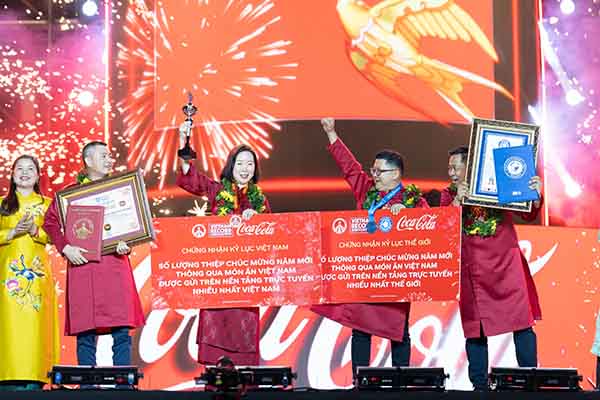 Coca-Cola chính thức xác lập kỷ lục số lượng lời chúc năm mới thông qua món ăn được gửi nhiều nhất Việt Nam và Thế Giới trên nền tảng mạng xã hội. 