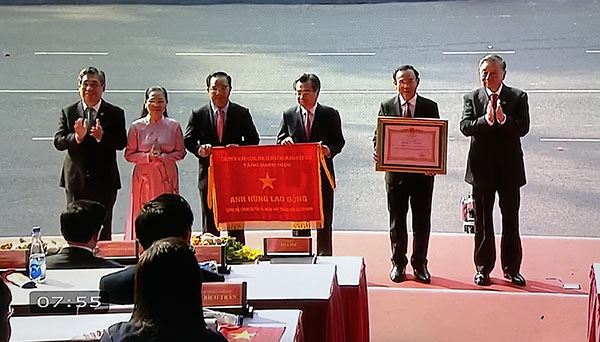 Tổng bí thư Tô Lâm đại diện lãnh đạo Đảng, Nhà nước trao tặng danh hiệu Anh Hùng Lao Động cho Đảng Bộ, Chính quyền, nhân dân TP.HCM