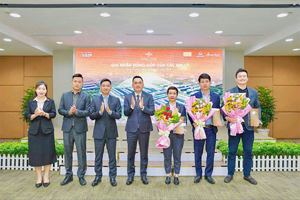 Hình ảnh trao Ghi nhận đóng góp của các đại lý.