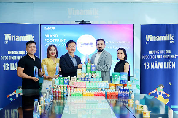 Ông Nguyễn Quang Trí (bên trái) đại diện Vinamilk đón nhận danh hiệu Thương hiệu sữa được chọn mua nhiều nhất năm thứ 13 liên tiếp (Ảnh: Nguyên Phương).