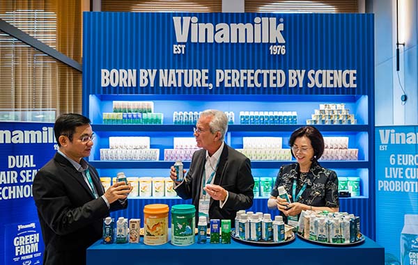 Ông Richard Hall trải nghiệm các sản phẩm sữa được Vinamilk mang đến hội nghị năm nay (Ảnh: An Minh).
