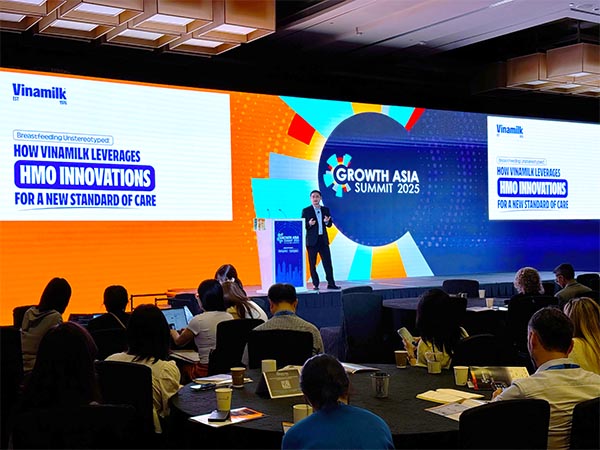 Đại diện Vinamilk, ông Nguyễn Quang Trí – Giám đốc điều hành Marketing – chia sẻ về đột phát 6 HMO trong sản phẩm sữa bột trẻ em Vinamilk Optimum tại diễn đàn lớn nhất châu Á về cơ hội phát triển trong ngành thực phẩm, đồ uống và dinh dưỡng (Ảnh: Hồng Nhân).
