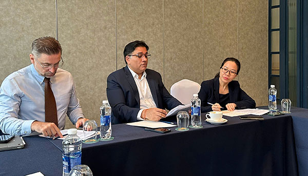 Ông Vivek Bhalla, Giám đốc điều hành khu vực Đông Nam Á & Hàn Quốc của IHG Hotels & Resorts  (Ngồi giữa) chia sẻ về chiến lược mở rộng tại Việt Nam