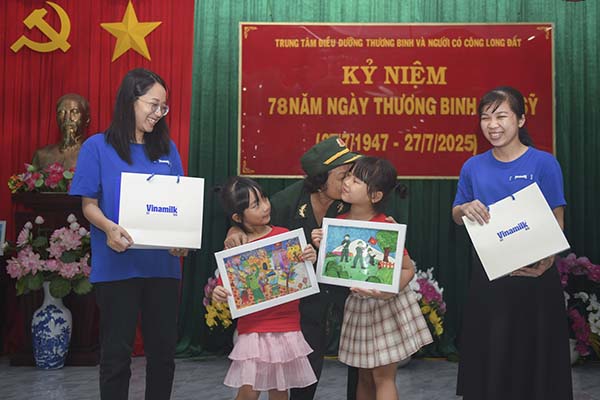 Những bức tranh do con em nhân viên Vinamilk vẽ trở thành cầu nối gắn kết quá khứ với tương lai (Ảnh: Thanh Bình).