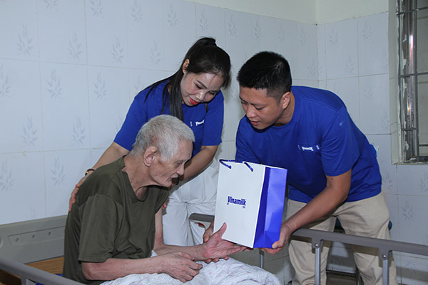 Góp phần chăm sóc sức khỏe thể chất cho những anh hùng của đất nước, Vinamilk dành tặng những món quà dinh dưỡng thiết thực như sữa tươi Vinamilk 100%, sữa hỗ trợ ăn ngủ ngon Sure Prevent Gold… (Ảnh: Thanh Bình).