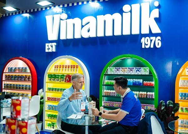 Hình 2 (báo chọn 1 trong 2): Vinamilk gặp gỡ, làm việc với nhiều đối tác đến từ các nước trong khu vực châu Á và Âu – Mỹ trong các hoạt động xúc tiến thương mại quốc tế. Ảnh: Vi Nam