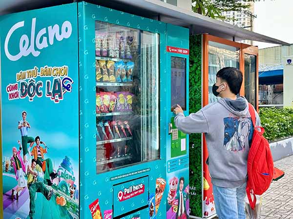 Máy bán kem tự động đầu tiên tại Việt Nam thu hút với nhiều bạn trẻ