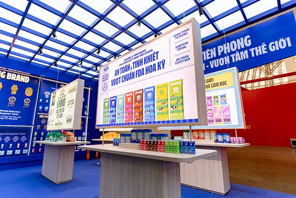 Lần đầu tiên, Vinamilk mang đến công chúng cái nhìn tổng thể về các công nghệ, tiêu chuẩn dẫn đầu thị trường (Ảnh: Duy Cường).	Ảnh 3B: Hành trình 50 năm tiên phong “Vươn cao Việt Nam – Vươn tầm thế giới” được khắc họa một cách rõ nét (Ảnh: Duy Cường).