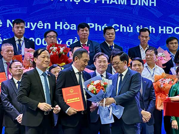 Đại diện Nutifood nhận hoa của lãnh đạo tỉnh Gia Lai tại Hội nghị xúc tiến đầu tư tỉnh Gia Lai