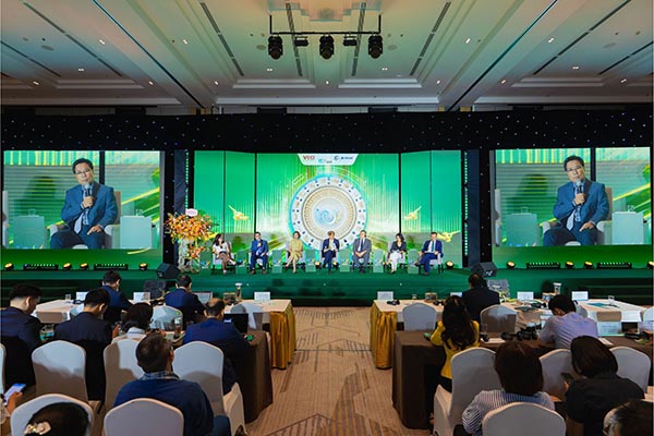 Ông Lê Hoàng Minh - Giám đốc điều hành sản xuất kiêm Trưởng Dự án Net Zero của Vinamilk tại Diễn đàn doanh nghiệp Phát triển bền vững Việt Nam (VCSF) lần thứ 12 (Ảnh: Minh Anh).