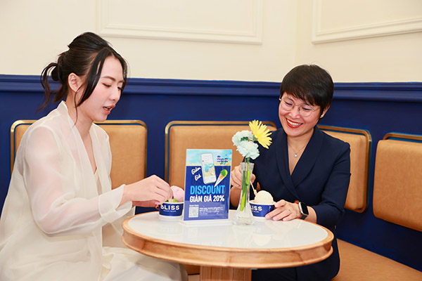 1.Khánh hàng đến và thưởng thức kem Bliss ngày khai trương cửa hàng đầu tiên tại Hà Nội