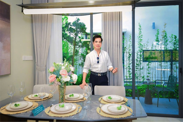 Danh ca Ngọc Sơn tham quan nhà mẫu tại LA Home 