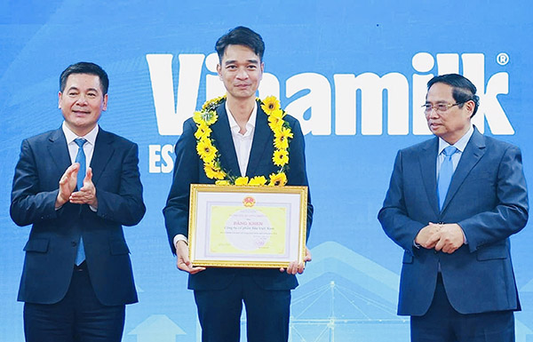 &Ocirc;ng V&otilde; Trung Hiếu, Gi&aacute;m đốc Kinh doanh quốc tế Vinamilk vinh dự được Thủ tướng Phạm Minh Ch&iacute;nh v&agrave; Bộ trưởng Bộ C&ocirc;ng Thương Nguyễn Hồng Di&ecirc;n trao Bằng khen doanh nghiệp xuất khẩu ti&ecirc;u biểu. Ảnh: Vi Nam