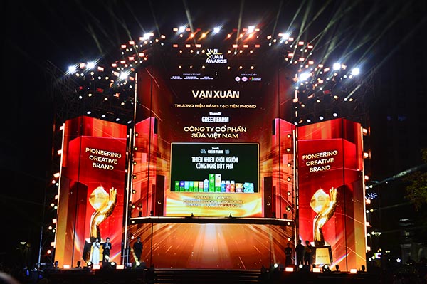 Chiến dịch &ldquo;Thi&ecirc;n nhi&ecirc;n khởi nguồn &ndash; c&ocirc;ng nghệ bứt ph&aacute;&rdquo; của Vinamilk Green Farm được vinh danh Thương hiệu s&aacute;ng tạo ti&ecirc;n phong tại Vạn Xu&acirc;n Awards 2025 (Ảnh: Minh Anh).