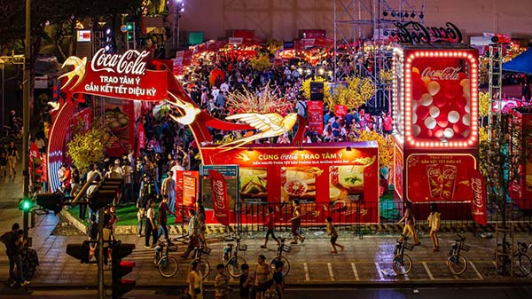 Coca-Cola Tết Fest 2026 tiếp nối thành công của Lễ hội Mừng Năm Mới 2025, hứa hẹn mang lại những trải nghiệm đầy gắn kết để cùng nhau dệt nên Tết mới